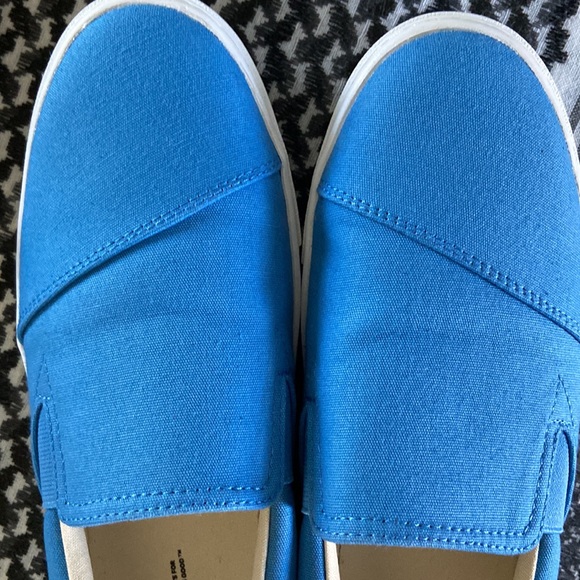 TOMS Slip Ons

**NEW&BOXED** - Picture 4 of 6